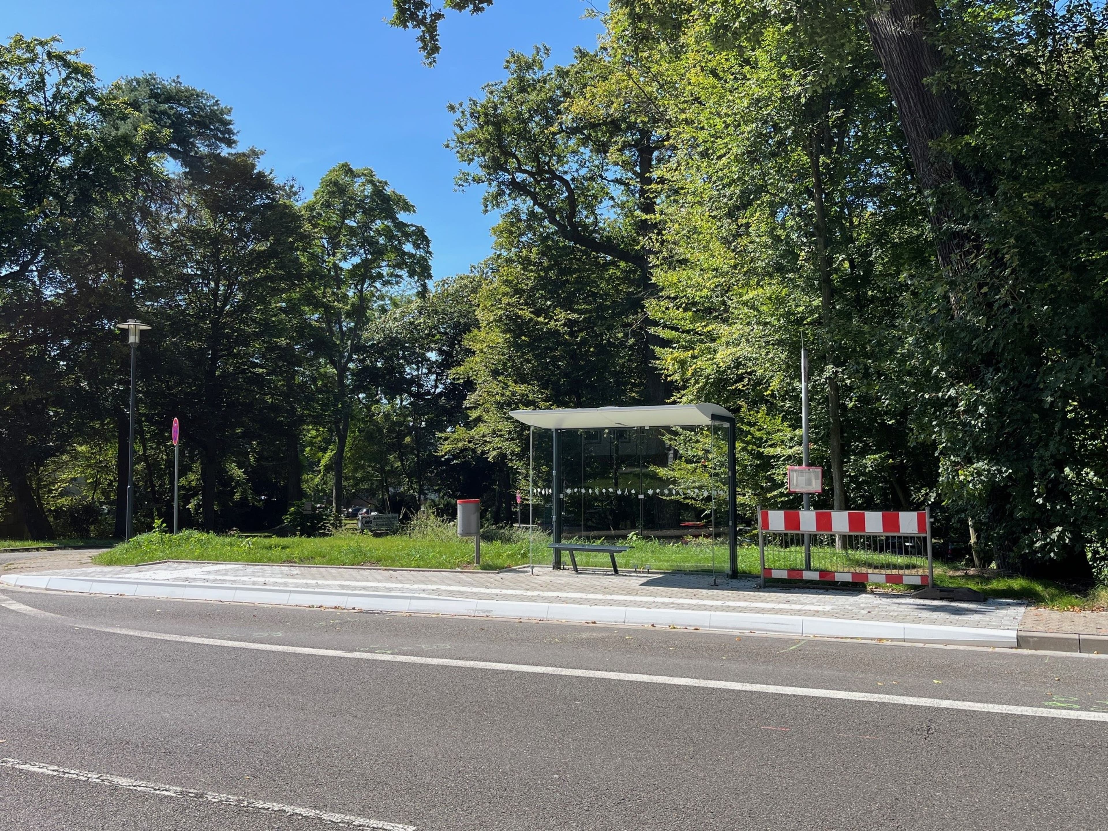 Barrierefreie Buswartehallen am Kreiskrankenhaus eröffnet