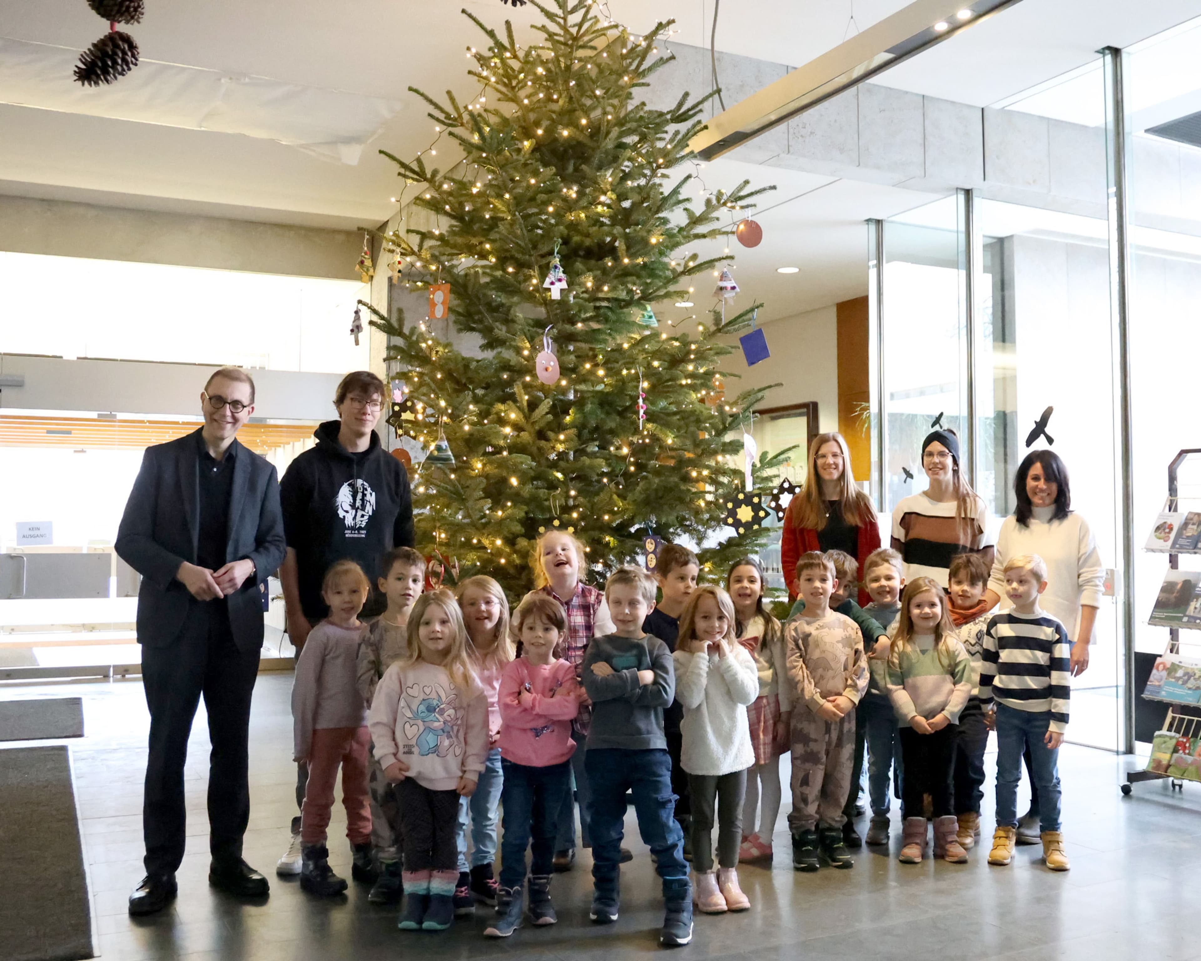 Kita-Kinder bringen Weihnachtszauber ins Rathaus