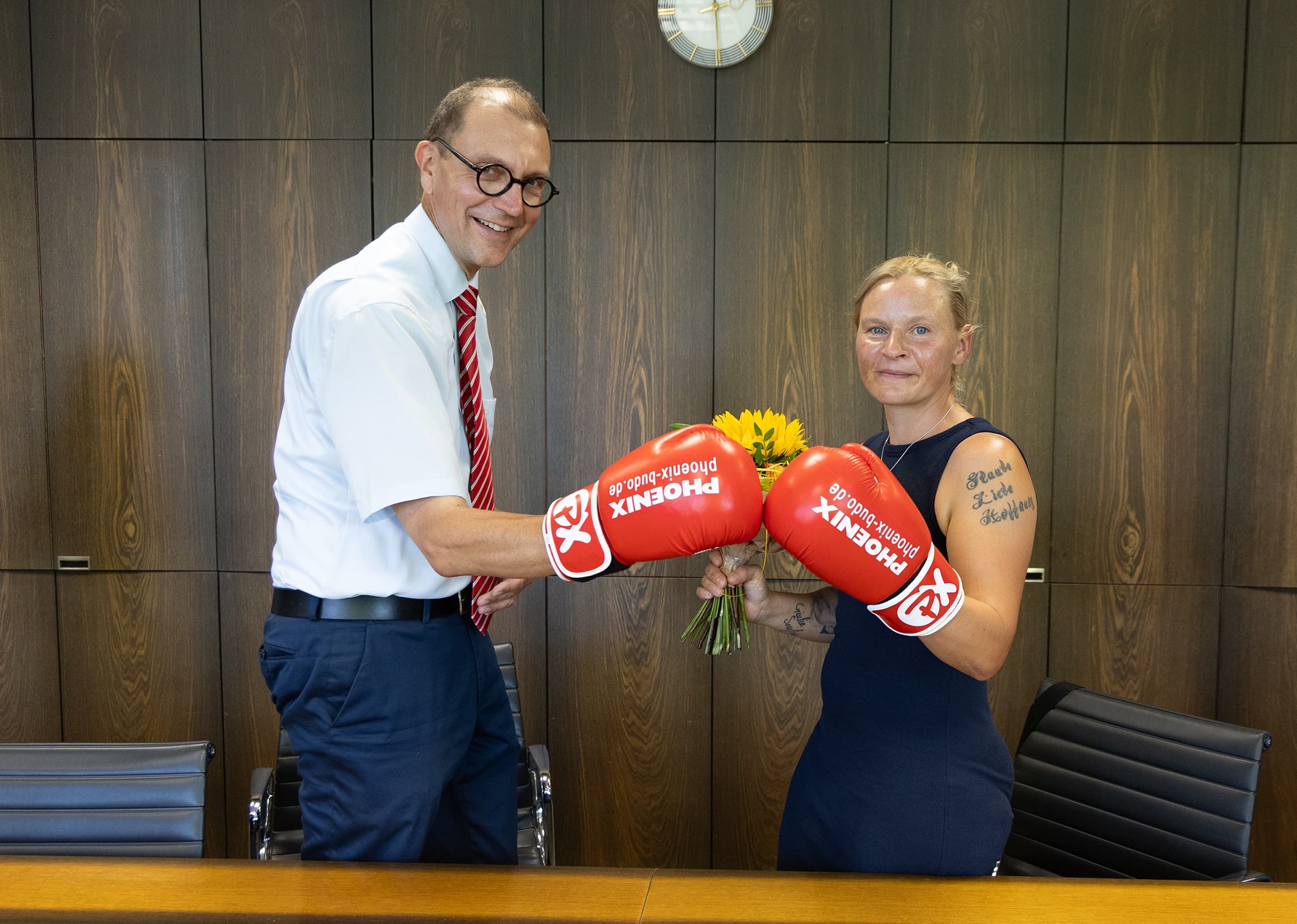 Monika Source und Oberbürgermeister Dr. Ulli Meyer posieren mit Wettkampfhandschuhen.