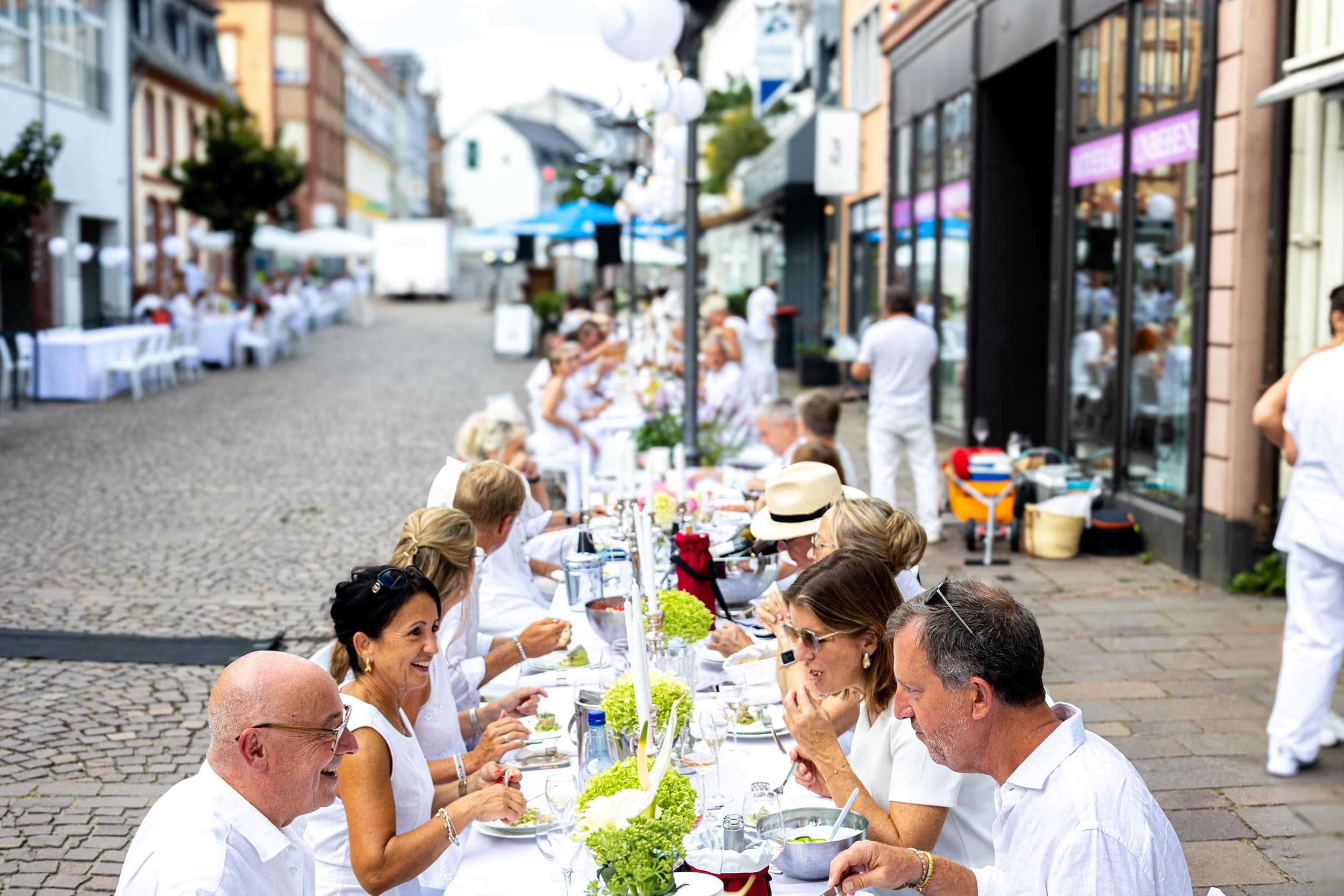 Ein laufender Saxophonist sorgte für Stimmung und Atmosphäre beim White Dinner.