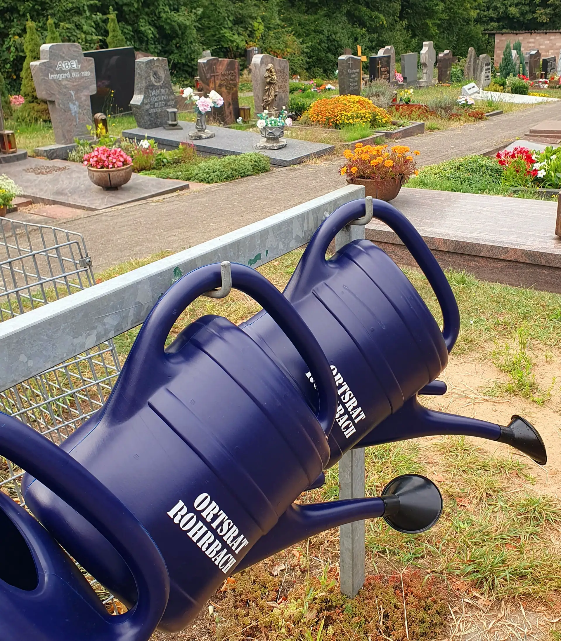 Rohrbach stattet Friedhof mit 50 neuen Gießkannen aus