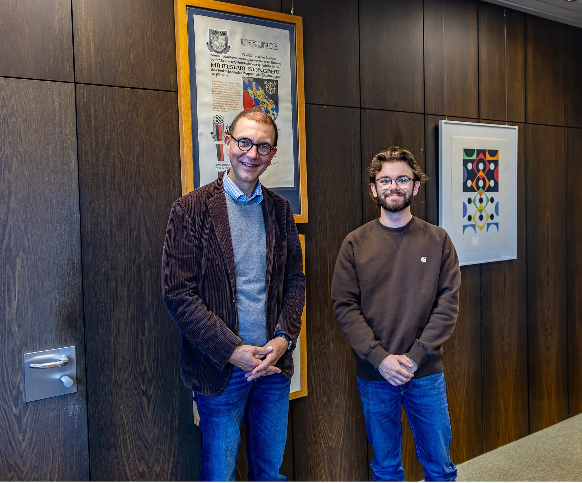 Oberbürgermeister Dr. Ulli Meyer im Gespräch mit Bauingenieurstudent Aaron Augustin im Rathaus.