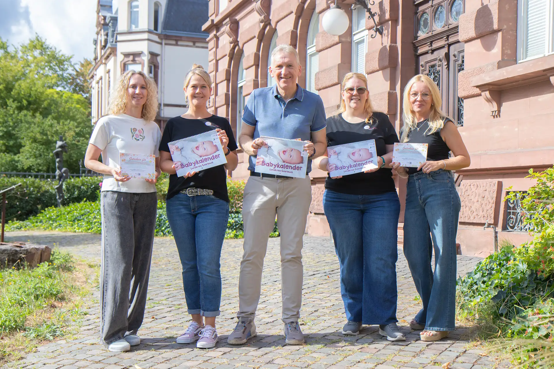 Landkreis Saarlouis/David Nicola Schmitt Der Babykalender des Landkreises Saarlouis begleitet Familien durch alle zentralen Entwicklungsphasen der ersten drei Lebensjahre.