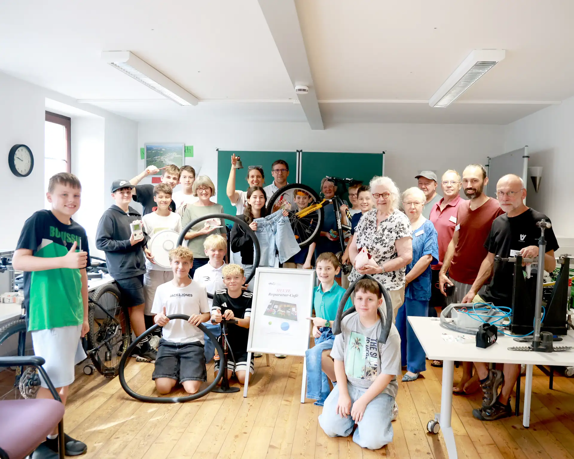 Mit viel Interesse und Freude machten sich die Schülerinnen und Schüler des Albertus-Magnus-Gymnasiums ans Reparieren.