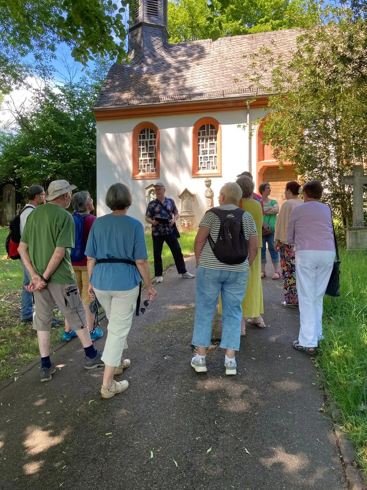 Teilnehmende bei einem Rundgang durch den Alten Friedhof