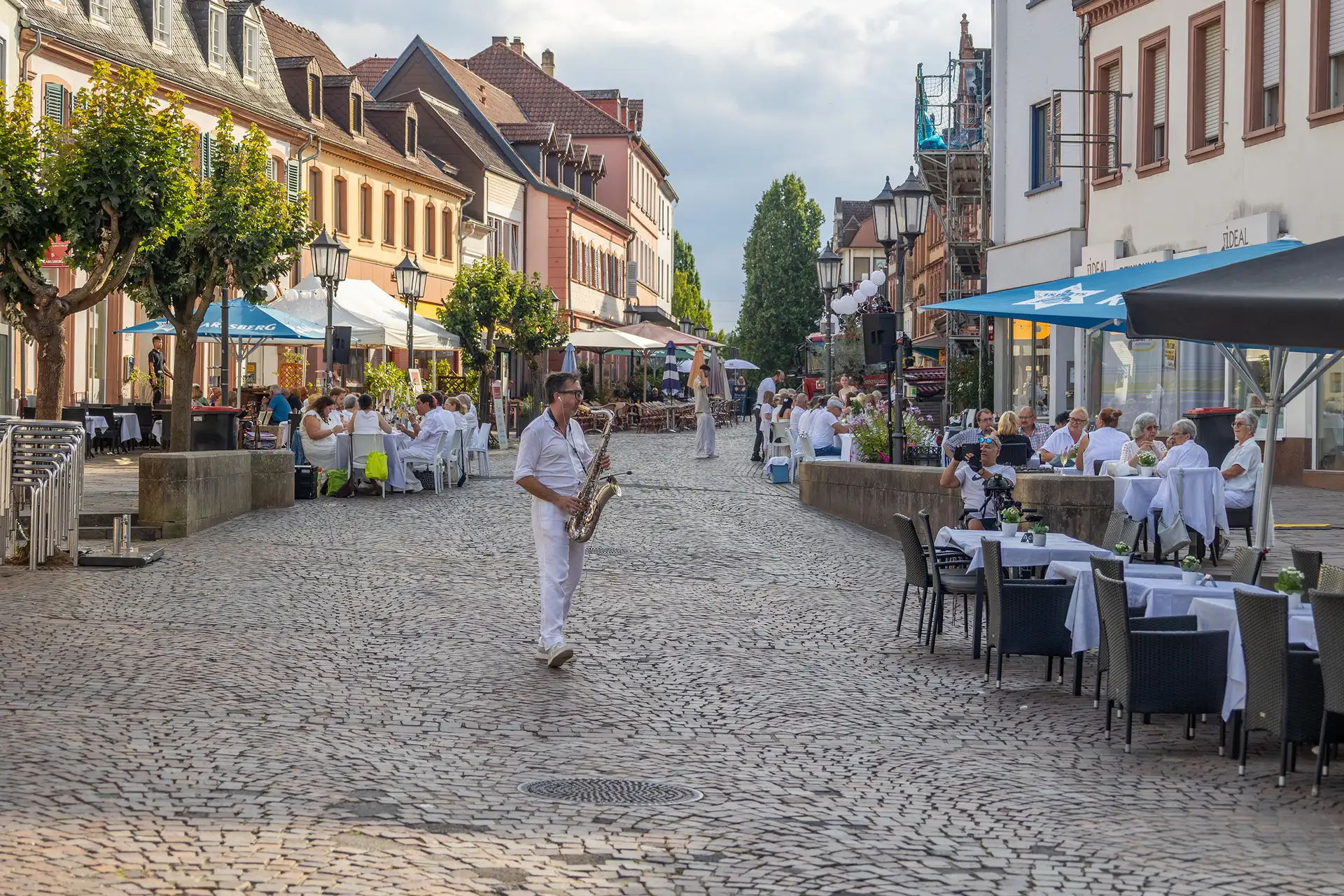 Gäste des White Dinners speisten an langen Tafeln ganz in weiß.