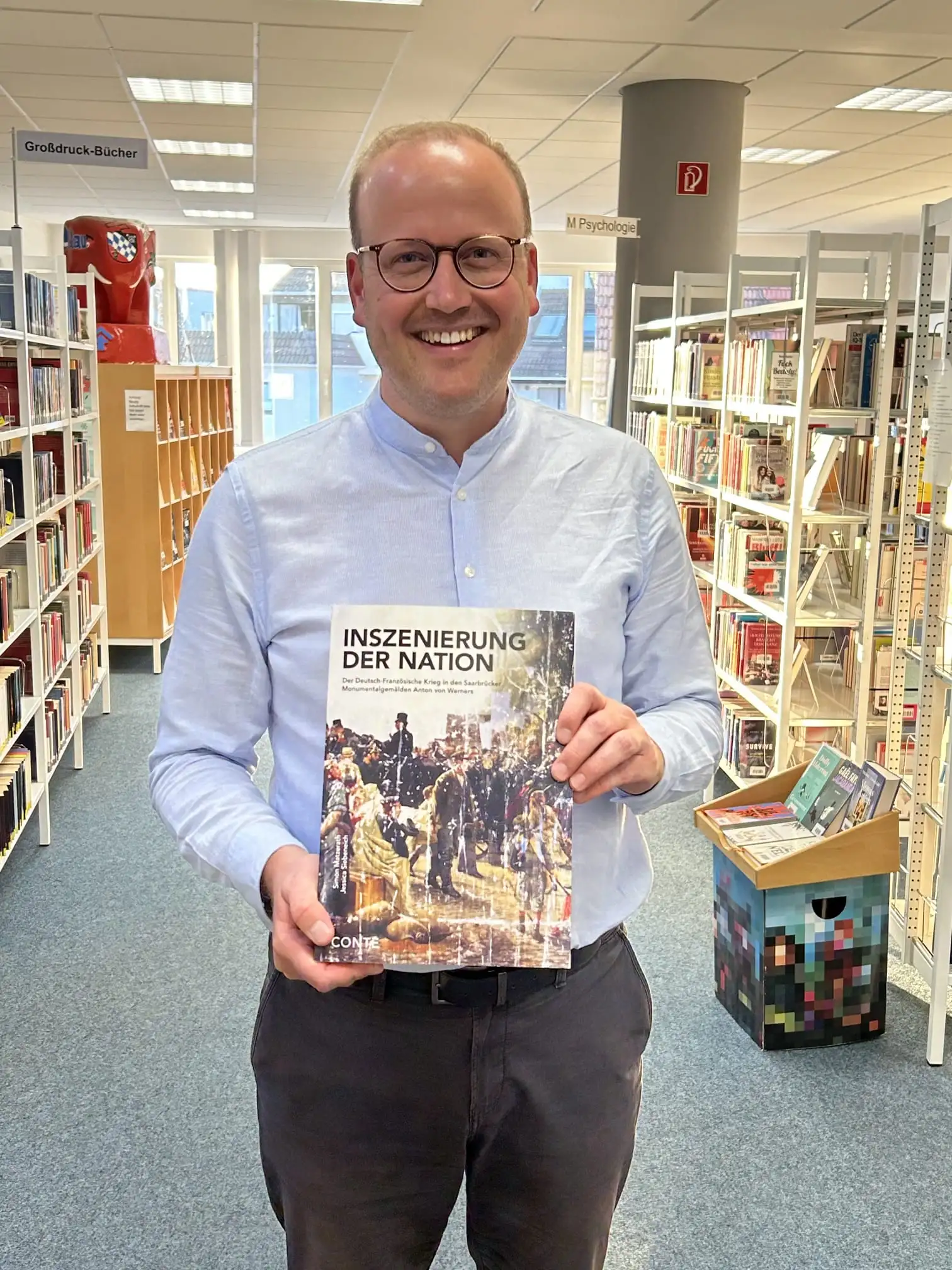 Autor Simon Mazerath bei der Präsentation seines Buches „Inszenierung der Nation“ in der St. Ingberter Stadtbücherei