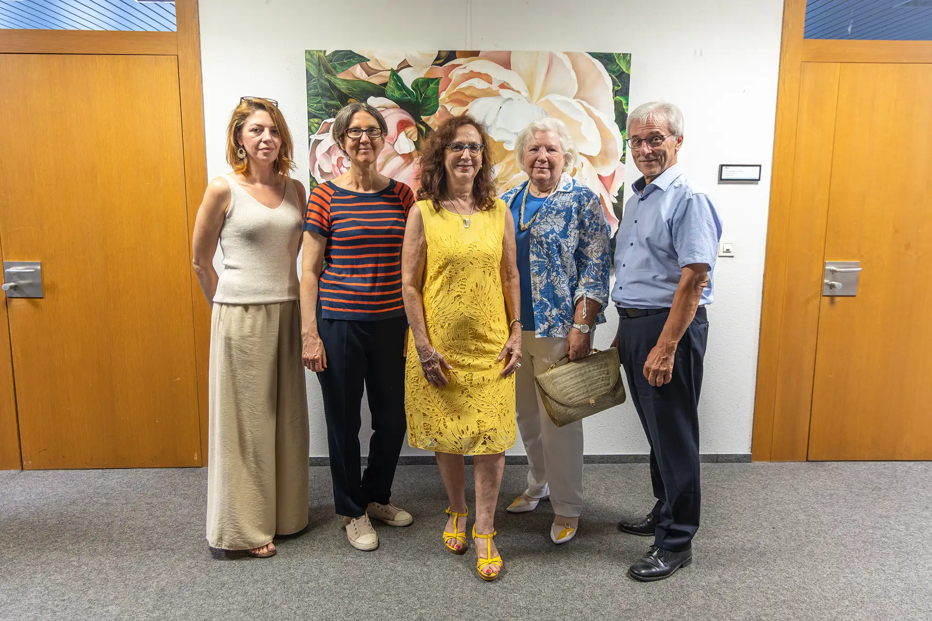 Juliana Rabel, Malerin des Bildes im Hintergrund, Andrea Fischer, Kuratorin der Stadt St. Ingbert, Margit Daut, Kunstverein Saar, und Albrecht Hauck, Beigeordneter für Kultur