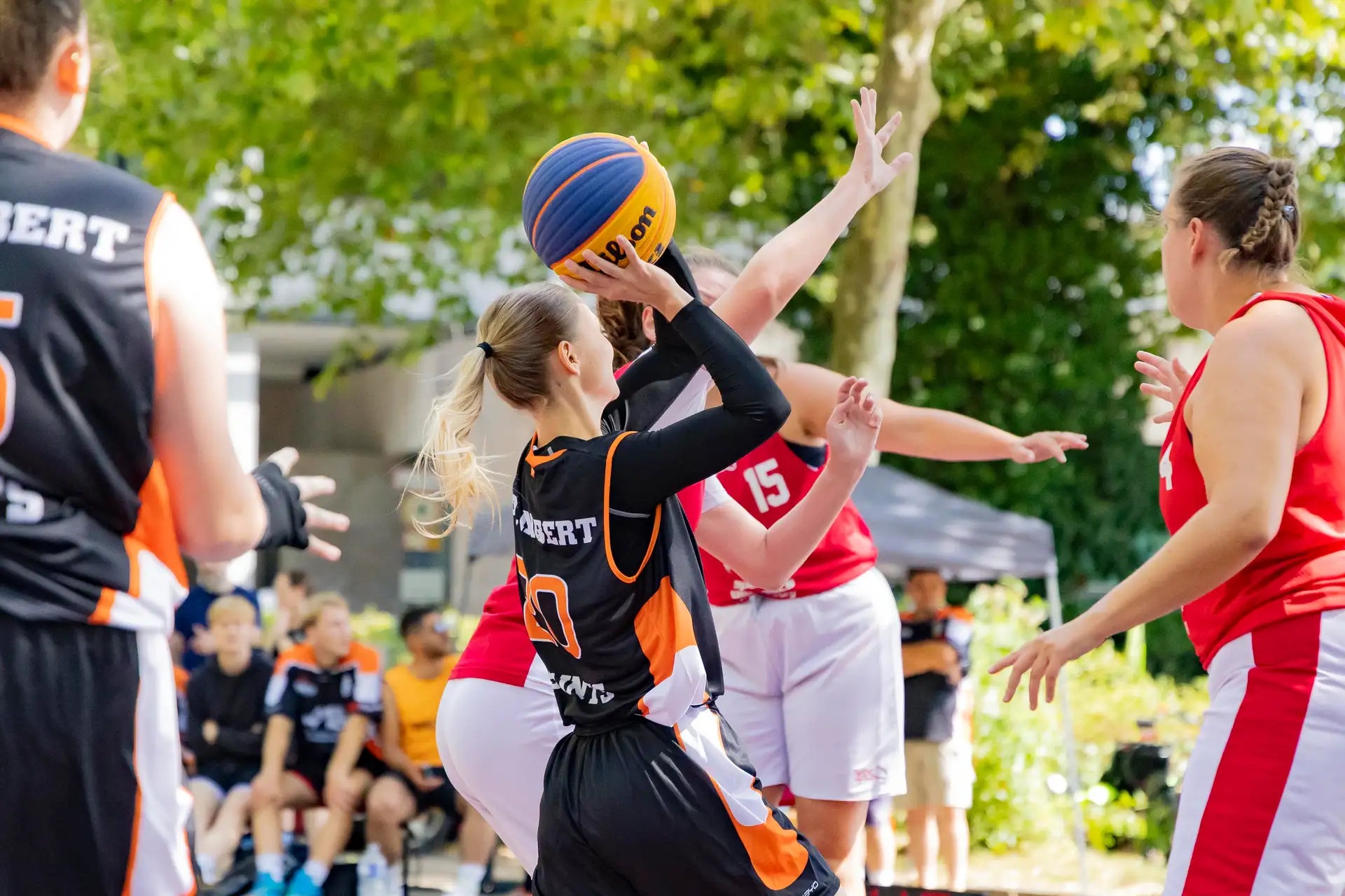 Beim 3x3-Basketball-Turnier ging es auf dem Spielfeld mit vollem Einsatz zur Sache.