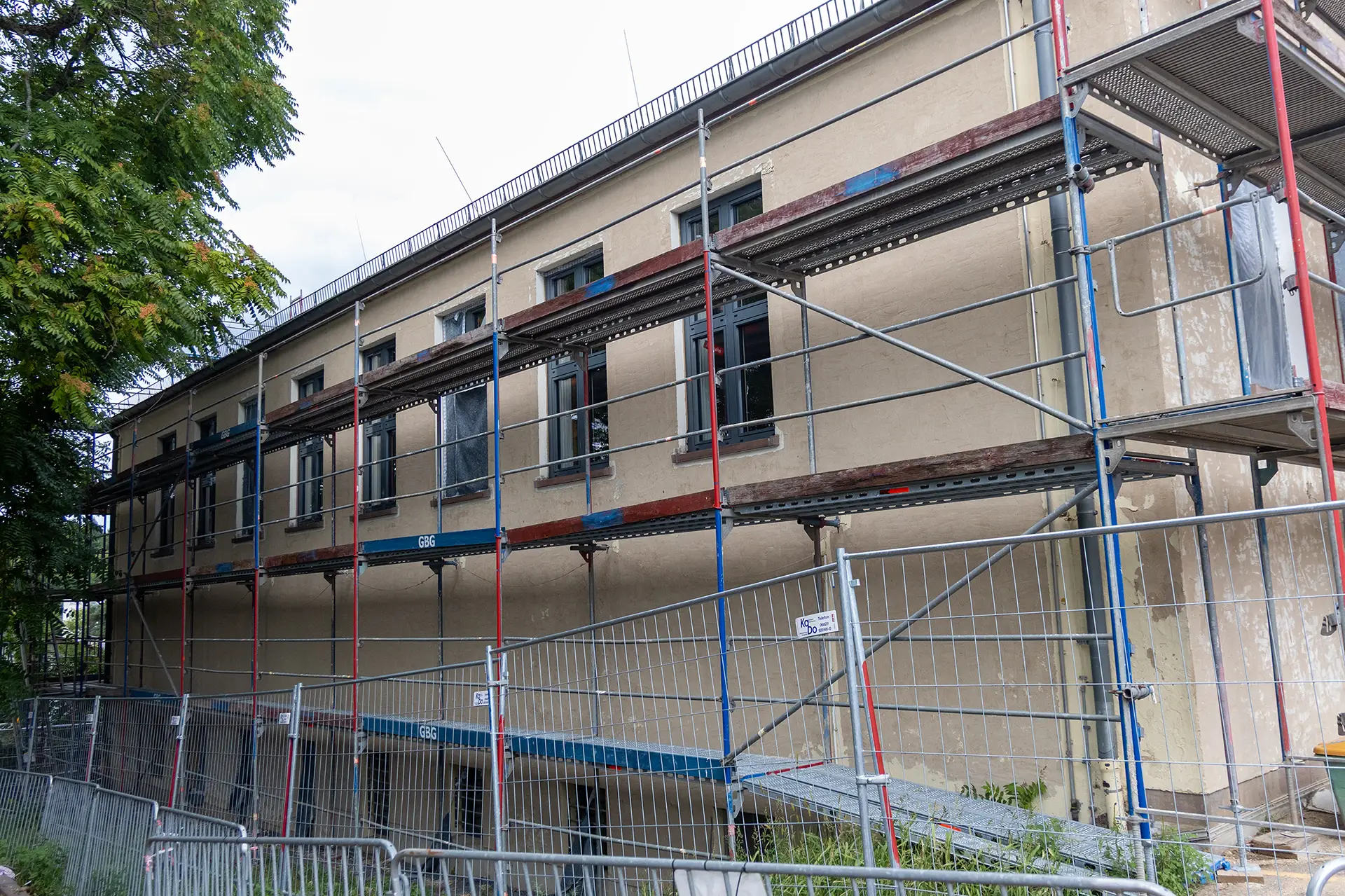 111 neue Fenster für die energetische Sanierung der Albert-Weisgerber-Schule