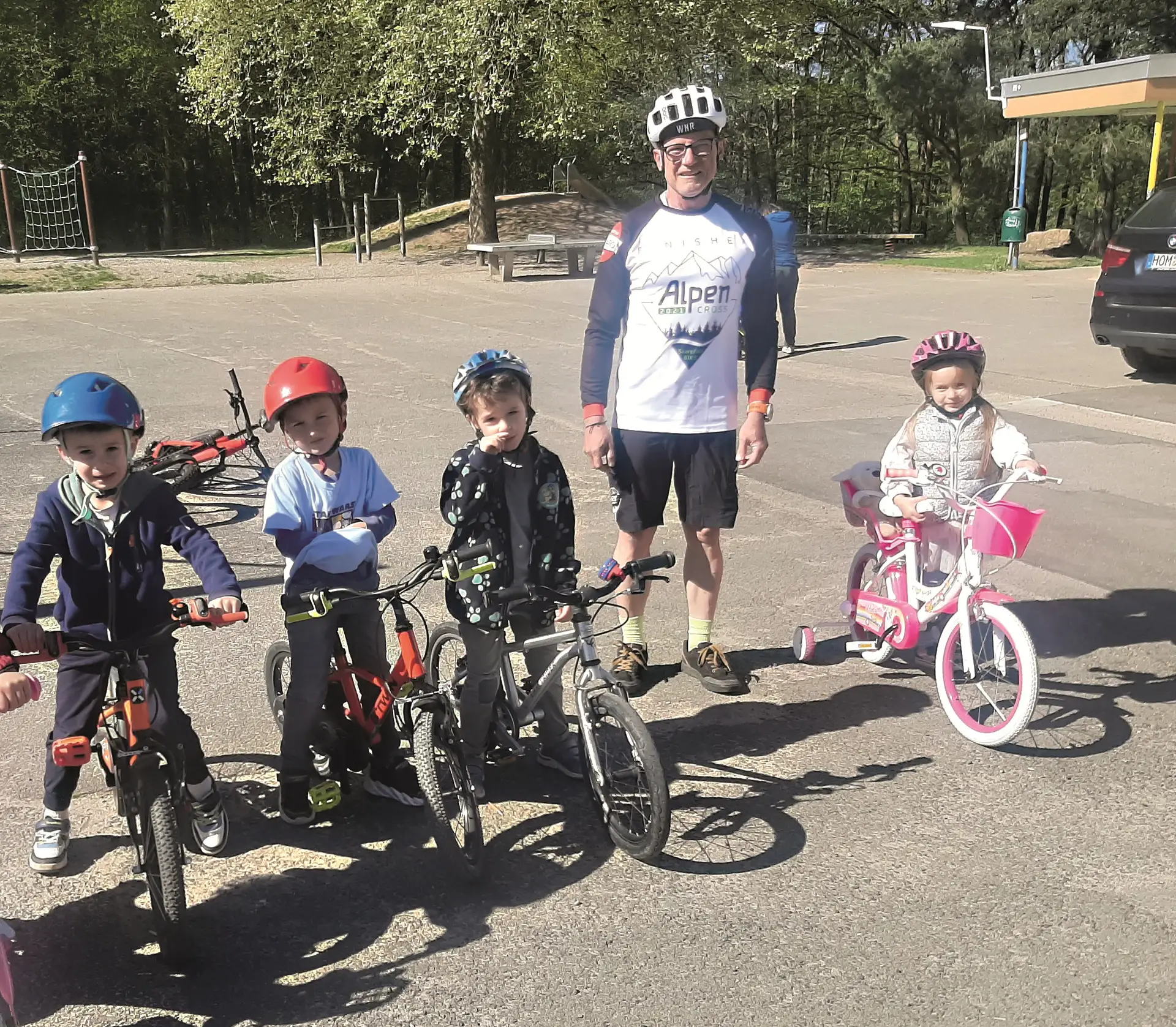 Mit Helm und Fahrrädern bestens ausgestattet: Beim Fahrradworkshop der VHS stehen für die jungen Teilnehmerinnen und Teilnehmer Spaß und Sicherheit auf zwei Rädern im Mittelpunkt.