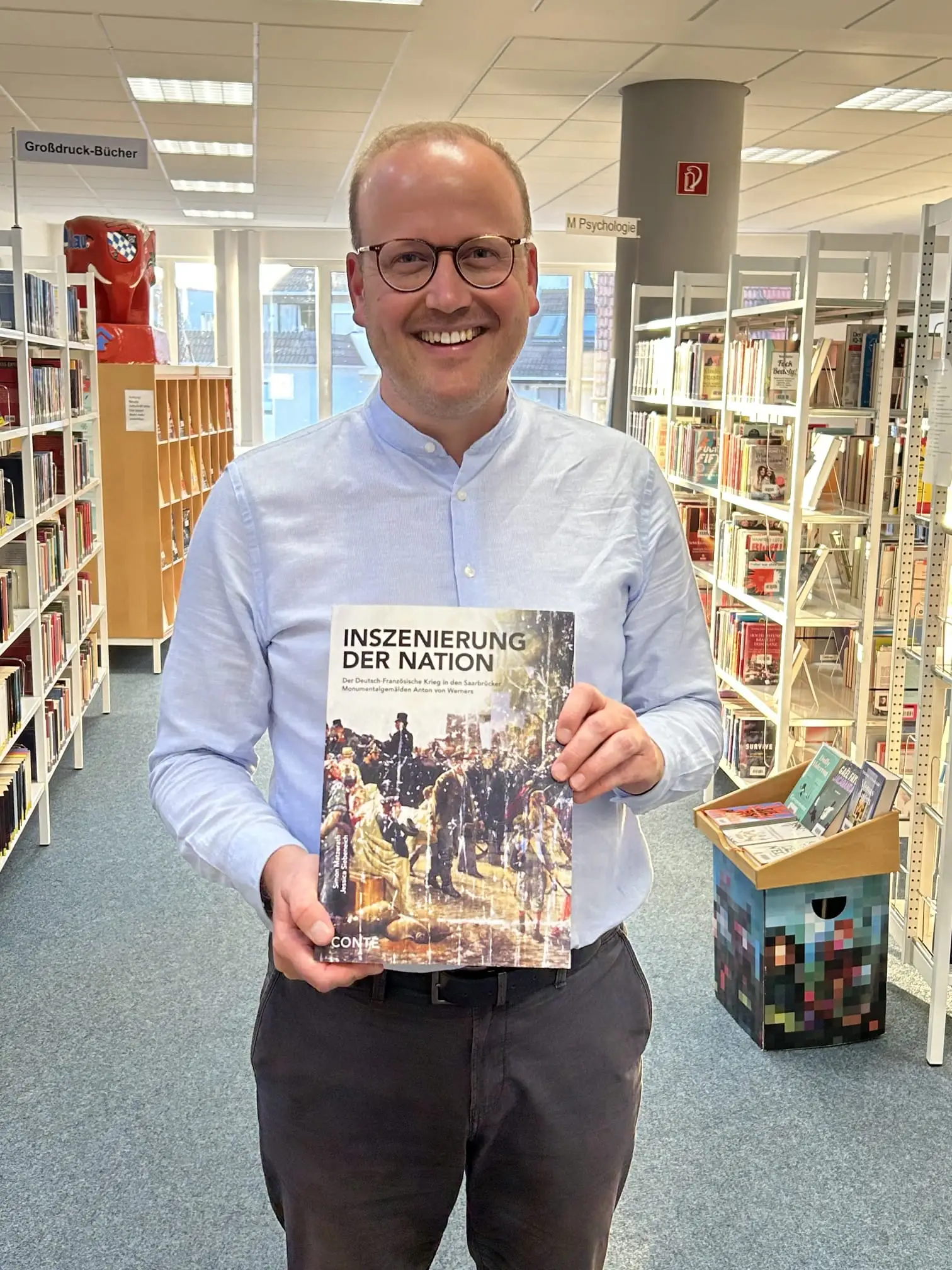 Autor Simon Mazerath bei der Präsentation seines Buches „Inszenierung der Nation“ in der St. Ingberter Stadtbücherei