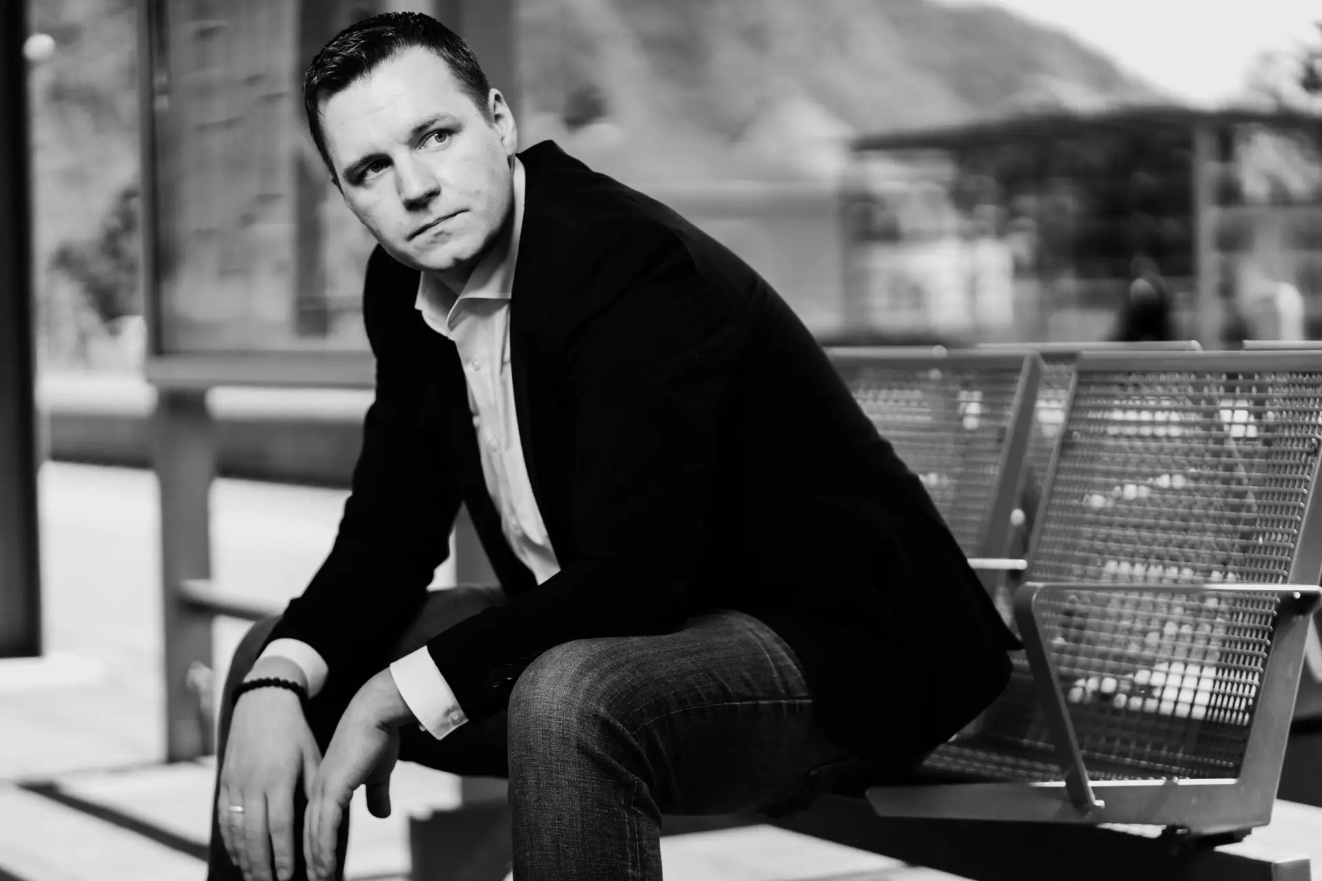 Sascha Heilig, Autor von „Mein Leben mit der Spielsucht“, spricht im Landratsamt in Saarlouis über seinen Weg aus der Glücksspielsucht und seine heutige Arbeit in der Suchtprävention.
