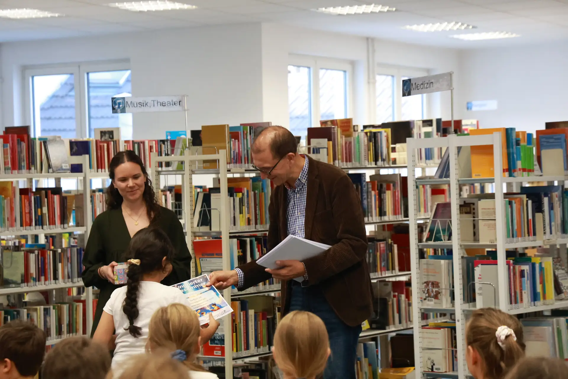 Oberbürgermeister Dr. Ulli Meyer und Hannah Feid, Leiterin der Stadtbücherei St. Ingbert, übergeben die Urkunden zum diesjährigen Lesesommer.