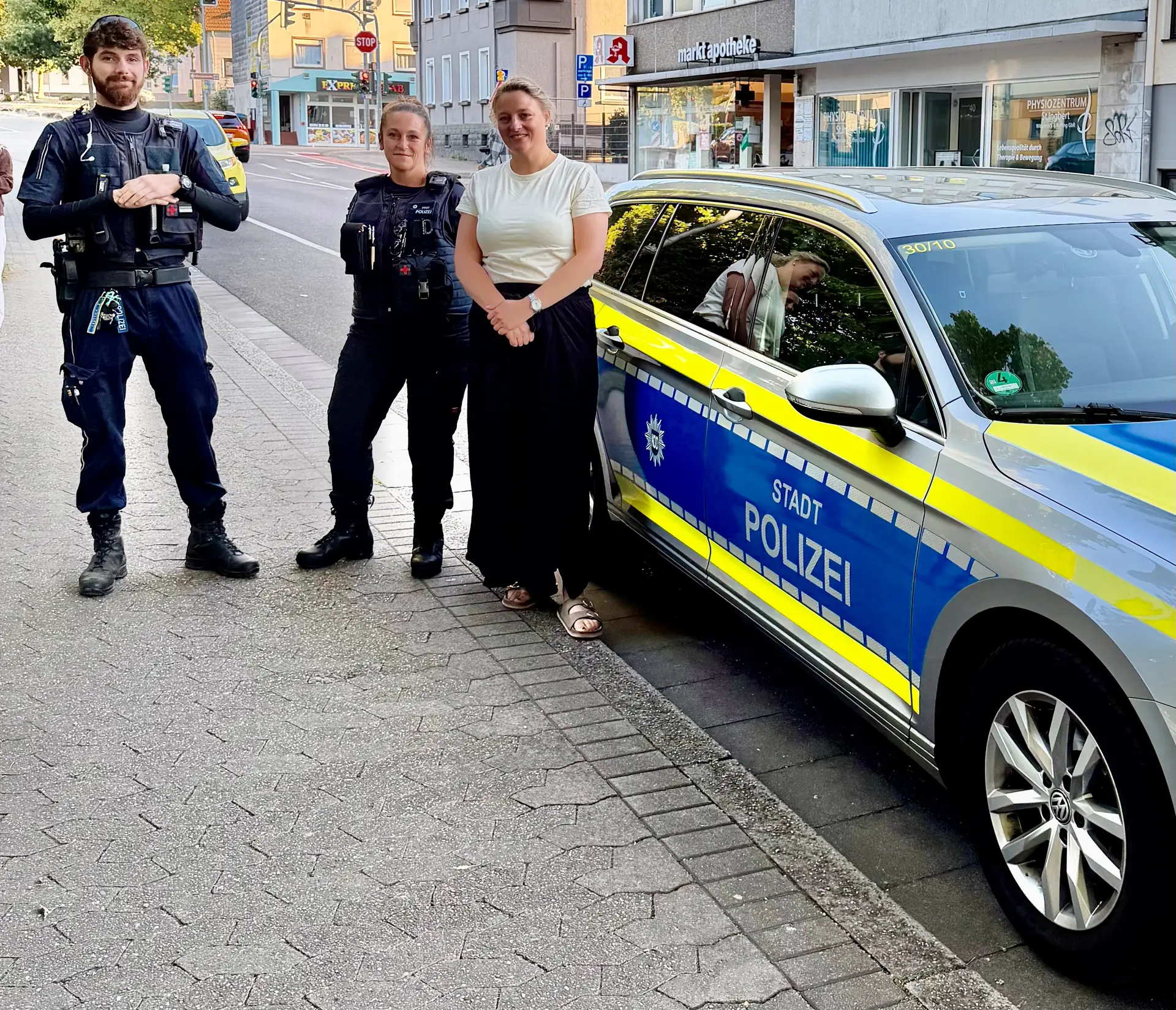 Die Stadtpolizei gemeinsam mit Franziska Fiack vom Geschäftsbereich Familie, Soziales und Integration der Stadt St. Ingbert im Einsatz für die Schulwegsicherheit.