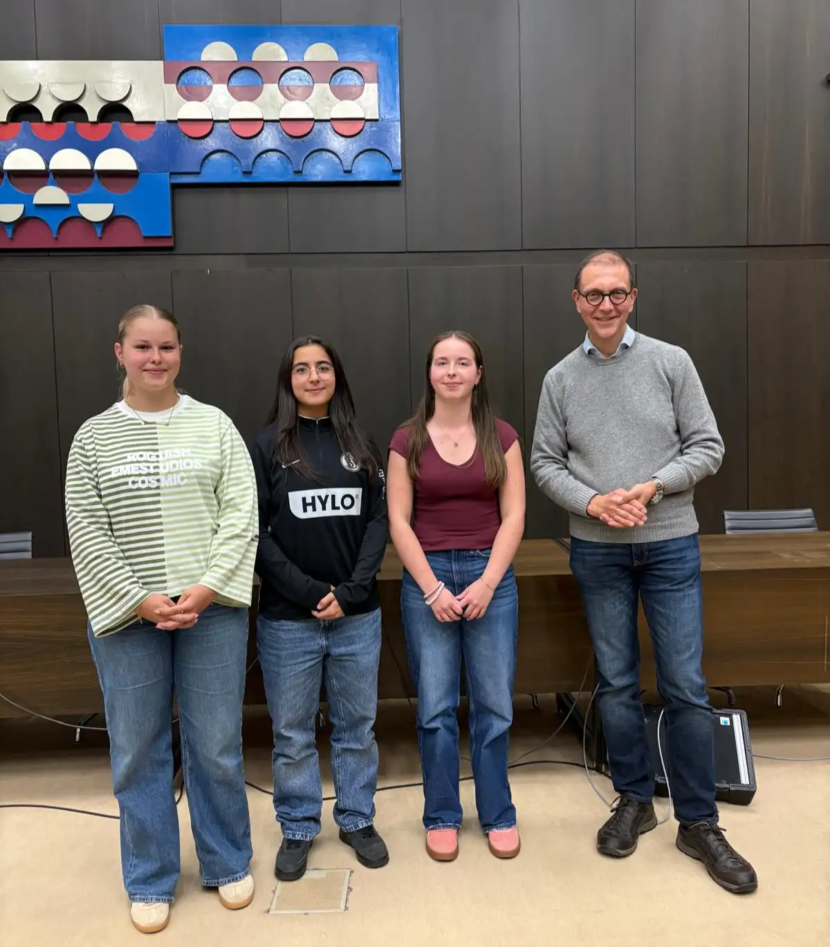 Die Vertretung des Kinder- und Jugendparlaments St. Ingbert (v.l.n.r.): Nele Bonnert, Sprecherin, Lemar Amish, Schriftführerin und Charlotte Keßler, stellvertretende Sprecherin mit Oberbürgermeister Dr. Ulli Meyer.