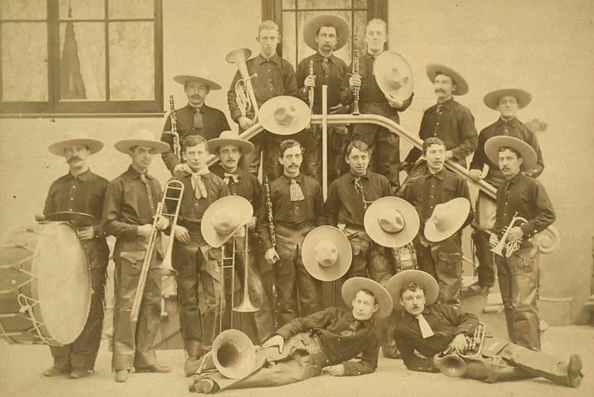 Die Buffalo Bills Cowboy Band 1887 auf Tournee in London mit Christian Schetting (mittlere Reihe, 5. v. l.), dem späteren Kapellmeister der Bergkapelle