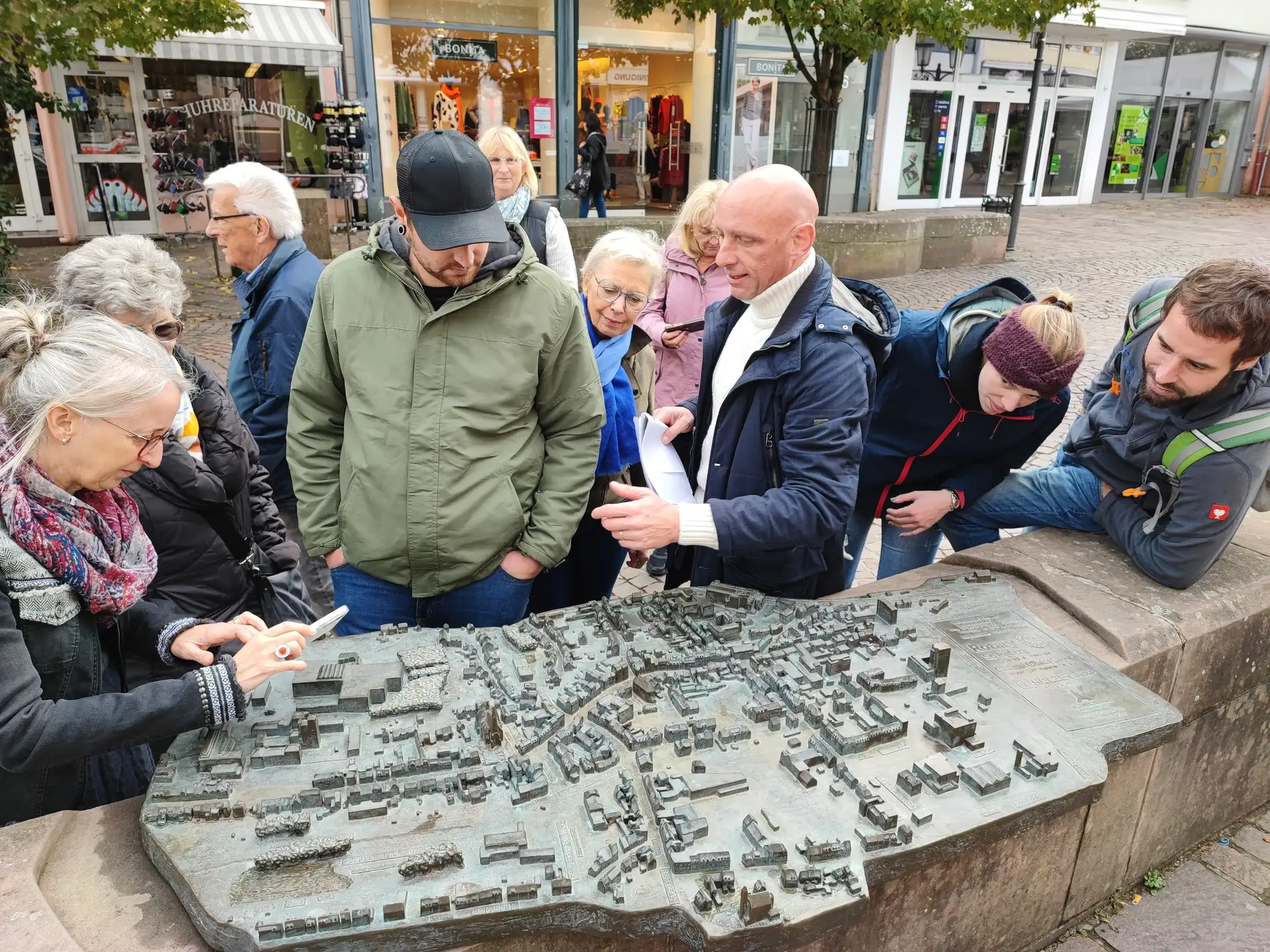 Die Teilnehmerinnen und Teilnehmer gehen beim Rundgang „St. Ingbert entdecken und genießen“ auf kulinarische Entdeckungsreise durch St. Ingbert.