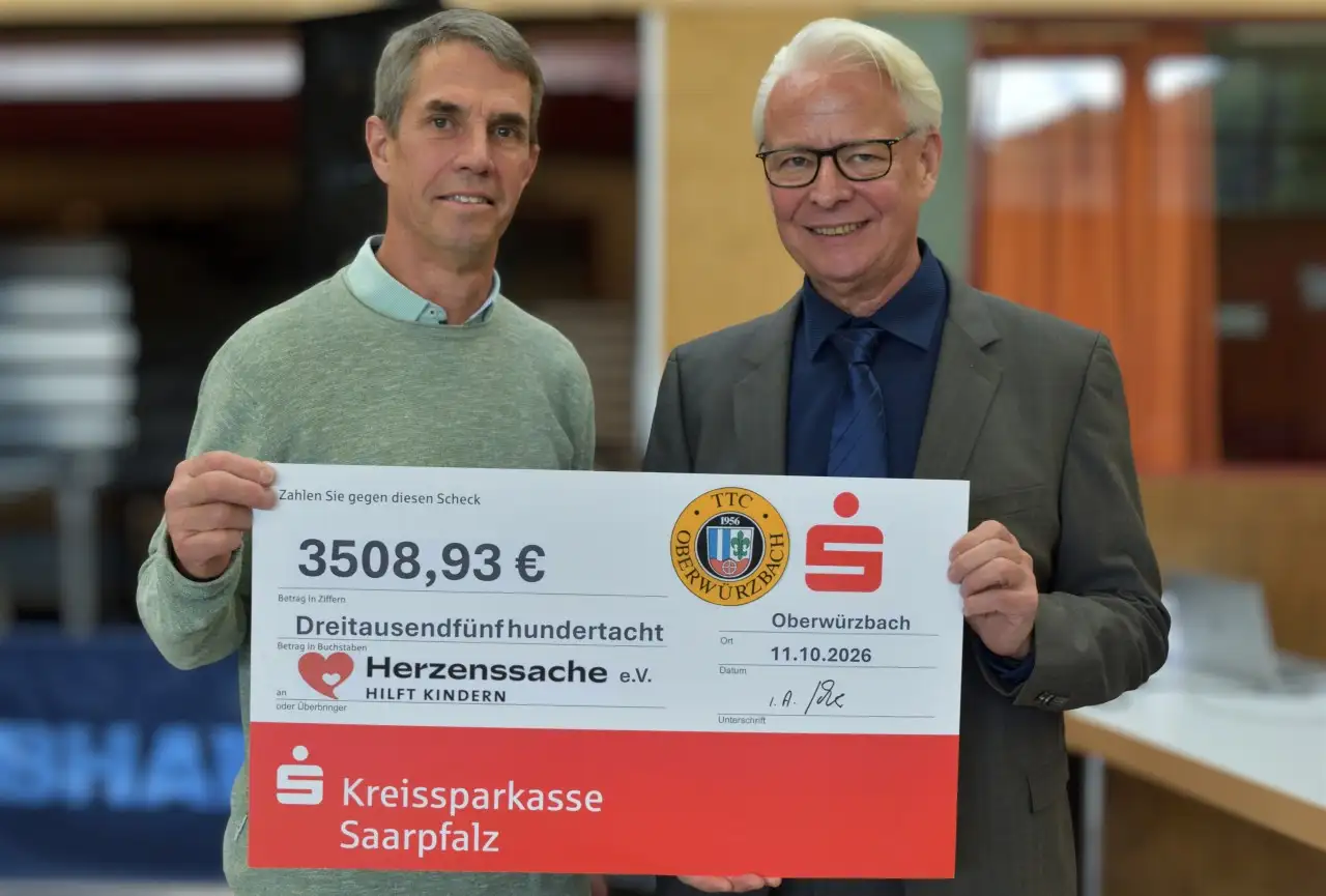 Thomas Rosch und Klaus Schwarz halten gemeinsam einen Spendenscheck über 3.508,93 Euro.