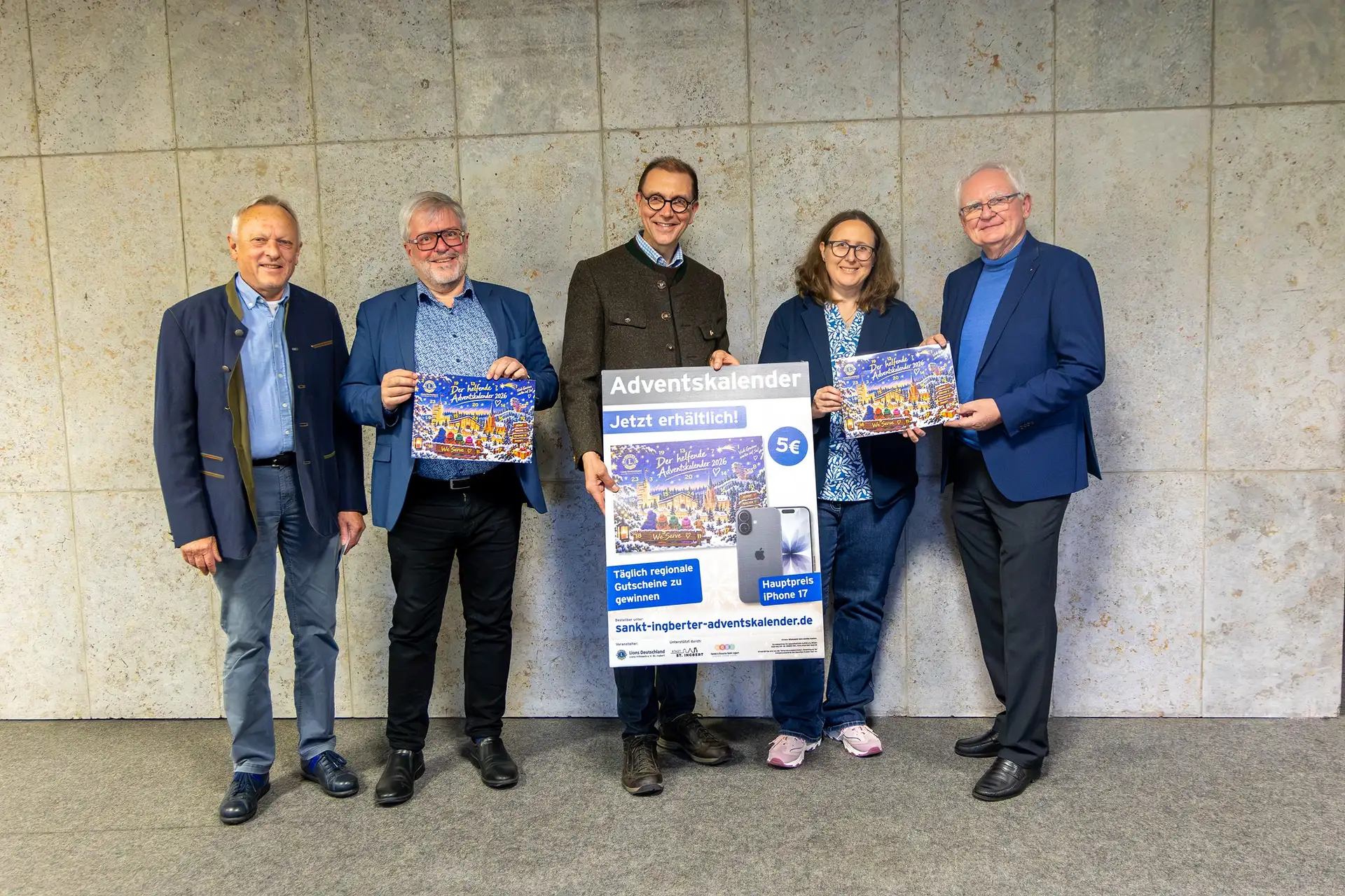 Fünf Personen präsentieren den neuen Helfenden Adventskalender 2026.