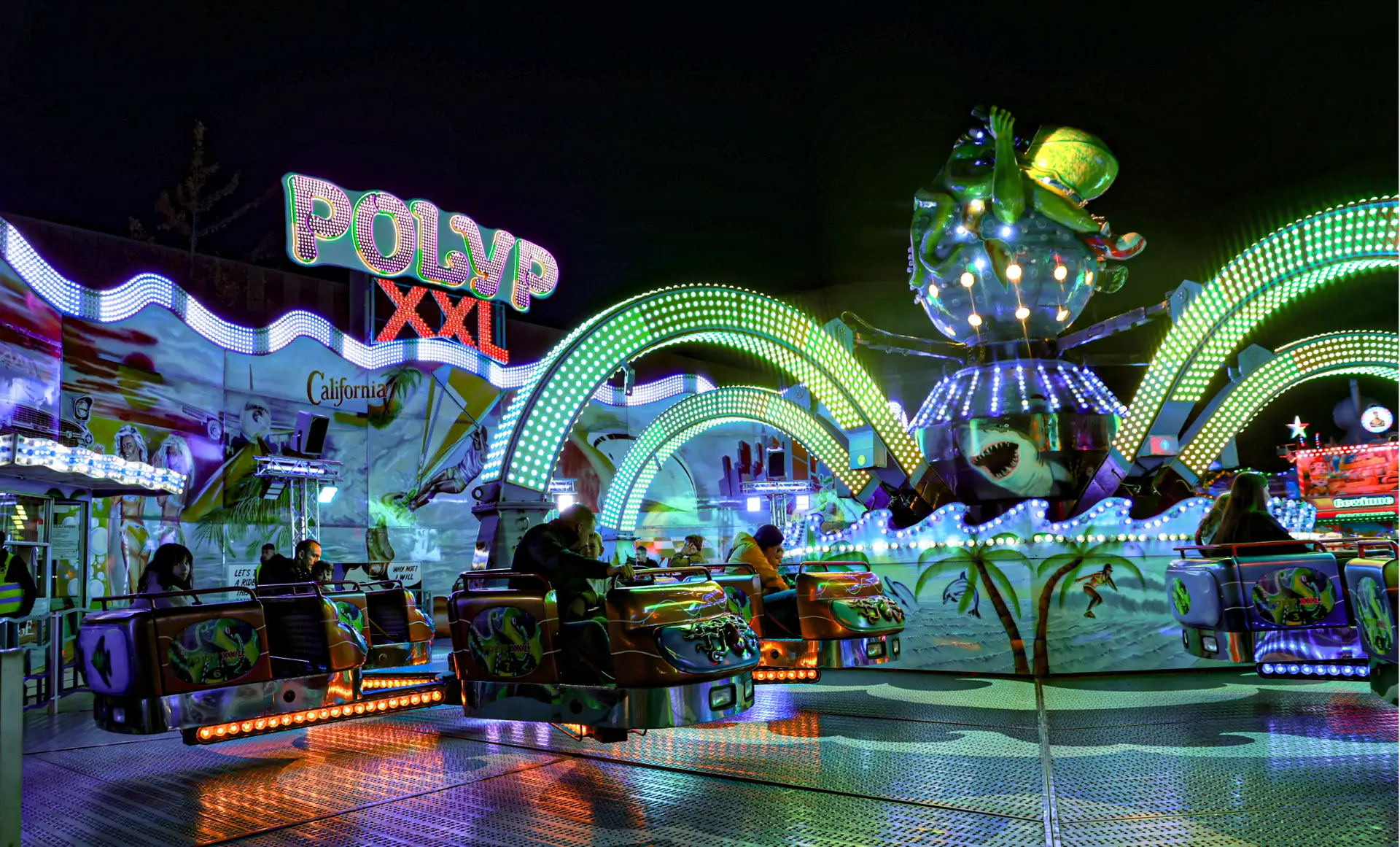Das Fahrgeschäft „Beach Polyp XXL“ begeistert mit leuchtenden Farben und spektakulären Lichteffekten auf der St. Ingberter Nach-Kirmes.