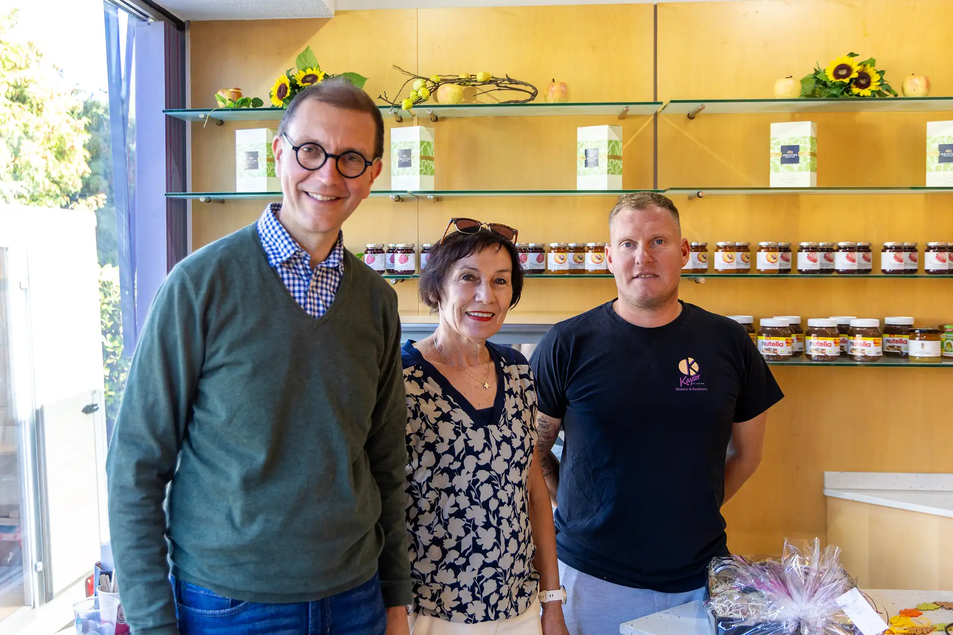 Oberbürgermeister Dr. Ulli Meyer, Ortsvorsteherin für St. Ingbert-Mitte, Irene Kaiser, und Inhaber Jens Groß beim gemeinsamen Austausch in der Bäckerei Kayser.