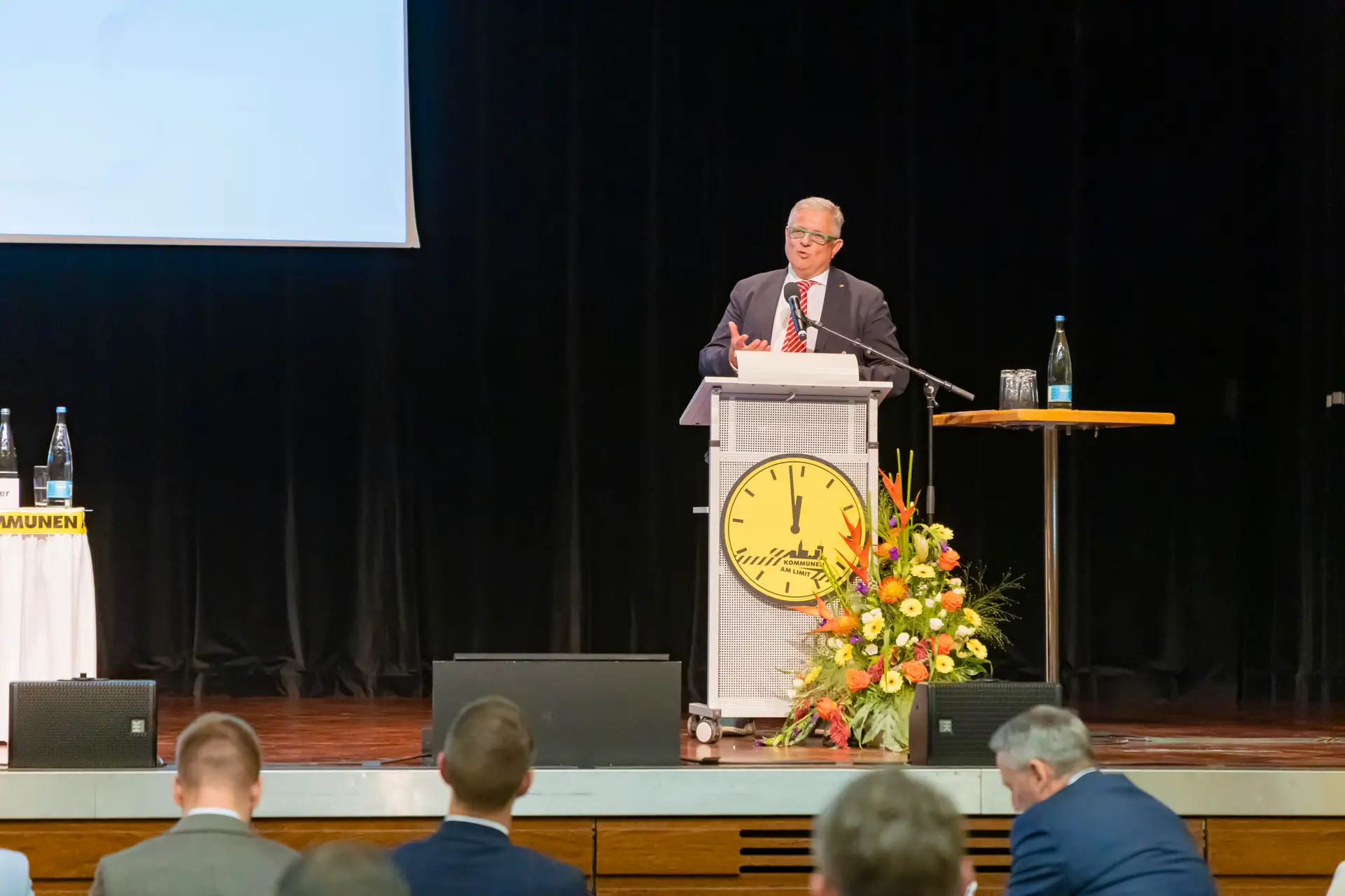 Bundesverfassungsrichter a.D. Prof Peter Michael Huber trug sich in der Stadthalle ins Goldene Buch der Stadt St. Ingbert ein.